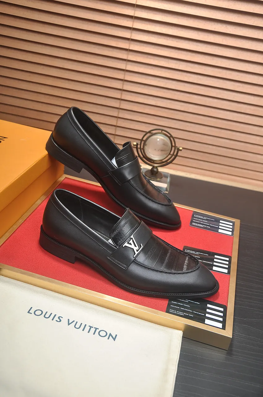 Men's men's shoes 💰540💶 [LV] (original single cowhide lining) 🍀LV's latest genuine leather business suit shoes are launched simultaneously on the official website. The first-layer cowhide imported from Italy is made of heavy gold, 💥official website 1:1 rubber outsole. Versatile to wear, high-end without losing class, and the color combination is extraordinary. This four-season style is alluring when worn on your feet, showing off your big-name flair. Standard code 38-45 (45 customized)